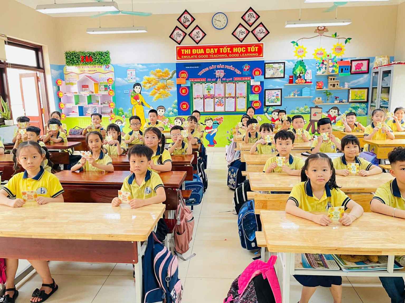 Gieo trong ngày hội "Giấy vụn hôm nay - Mầm xanh ngày mai" tại Trường Tiểu học Kinh Bắc 4